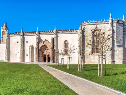 Convento de Jesús en un día soleado en Setúbal, Portugal