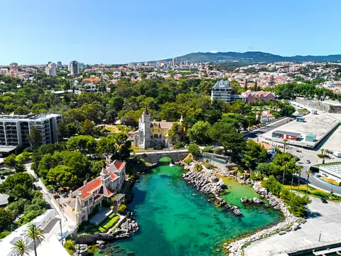 Vista aérea de Cascais con su costa y edificios históricos.