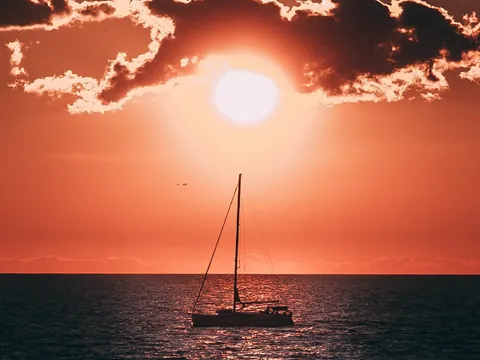 Catamarán en Menorca para ver la puesta de sol desde Fornells