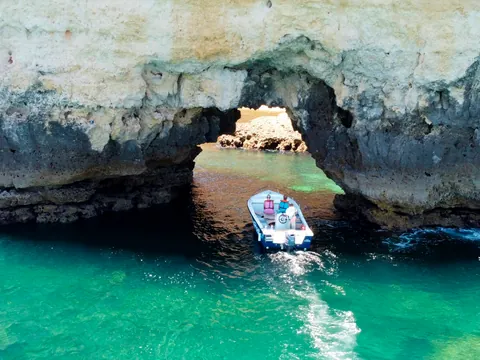 paseo en barco Costa Lagos Ponta Piedade Grutas Ponta Delgada Crucero catamarán Algarve