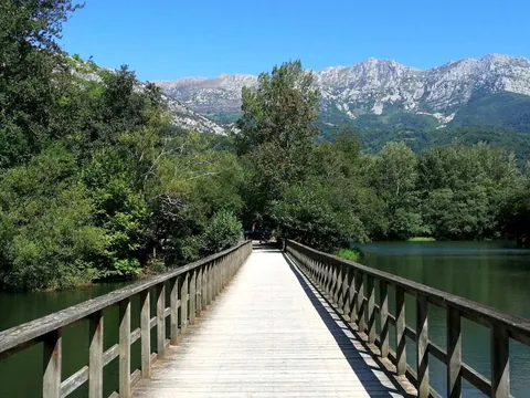 Embalse de Valdemurio en la Senda del Oso, Asturias, zona ideal para descansar