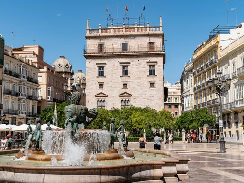 Plaza de la Virgen con fuente del Turia en el centro histórico de Valencia