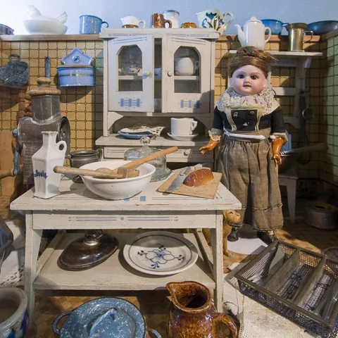 Cocina en miniatura con muñeca - Museo de los Juguetes de Bruselas - Buendía Tours