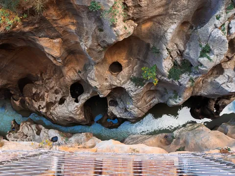 Vista aérea de las pozas y el río en el desfiladero del Caminito del Rey