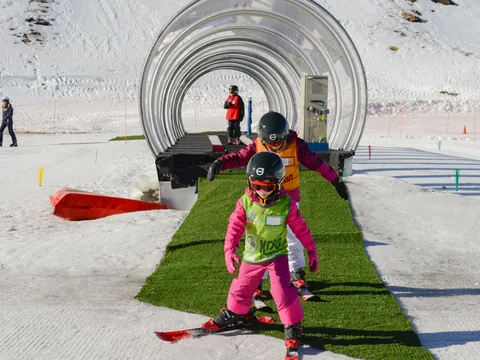 En las clases se trabaja de forma exclusiva con los niños, gracias a las alfombras mecánicas en la zona de iniciación al esquí.