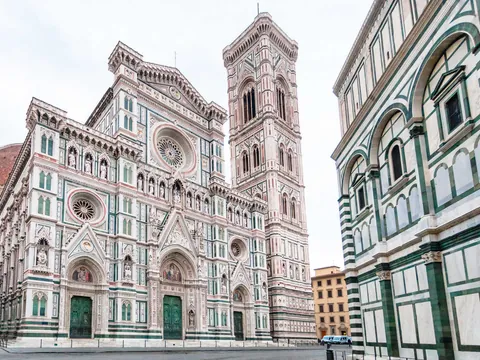 Por las calles del centro histórico llegaremos a la magnífica y majestuosa Catedral de Santa Maria del Fiore.