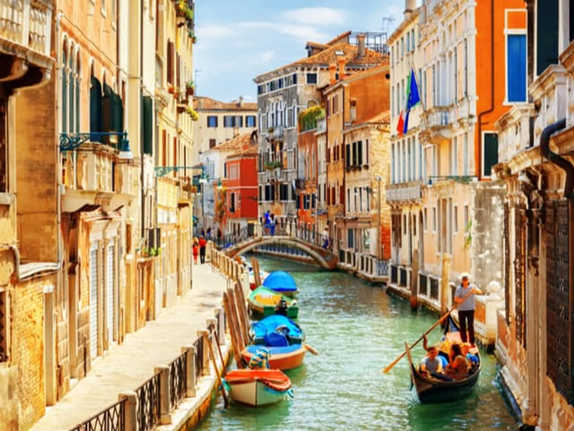 Góndola paseando por un canal de Venecia - HOME Venecia - Guía de Viajes Venecia - Buendía