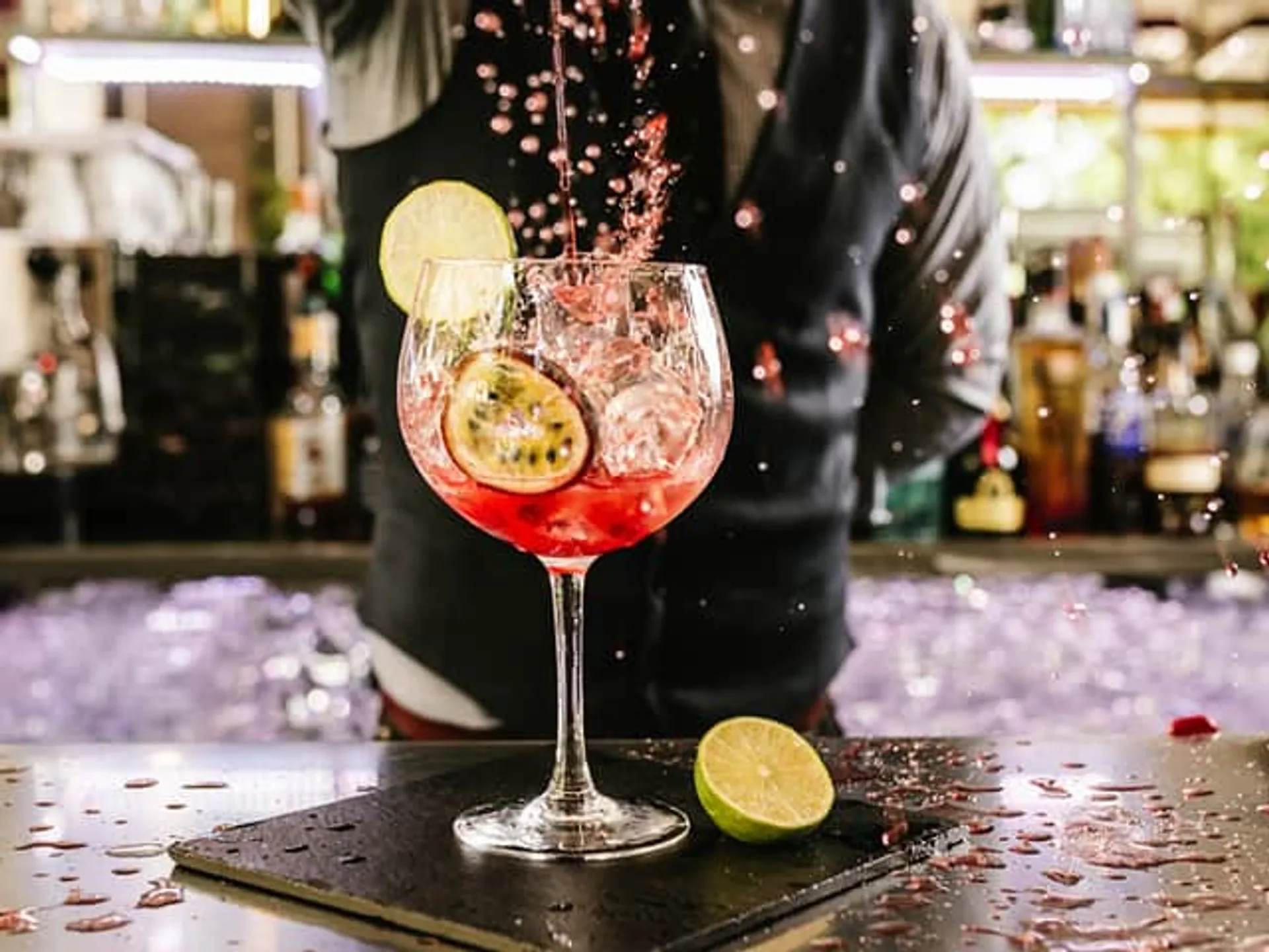 Barman-sirviendo-cóctel-Bruselas-Los mejores locales de copas en Bruselas-qué hacer-fiesta-Guías de Viaje Buendía Tours