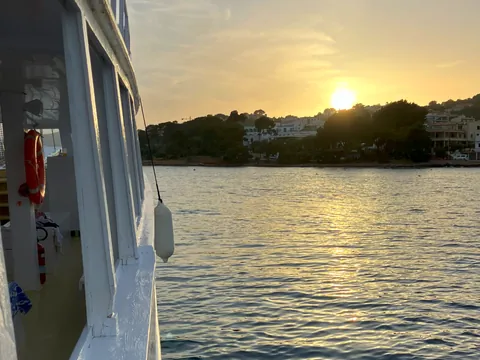 Desde el barco vistas del atardecer en la bahía de Alcudia, Mallorca