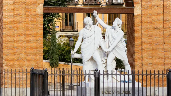 En la Plaza del Dos de Mayo, en Malasaña, recordaremos sucesos históricos.