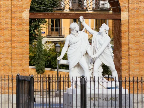 En la Plaza del Dos de Mayo, en Malasaña, recordaremos sucesos históricos.