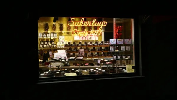 Escaparate iluminado de noche chocolatería Sukerbuyc, Brujas, Bélgica