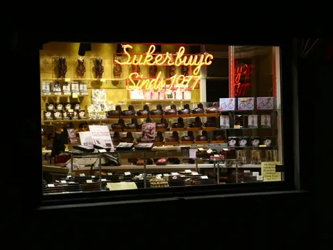 Escaparate iluminado de noche chocolatería Sukerbuyc, Brujas, Bélgica