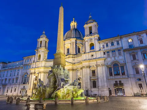 Piazza Navona, con sus famosas fuentes iluminadas en pleno centro de Roma.