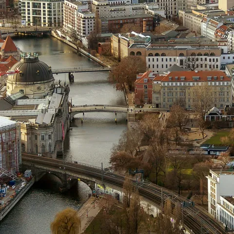 Vista aérea de la Isla de los Museos y el río Spree en Berlín, con el Museo Bode en primer plano