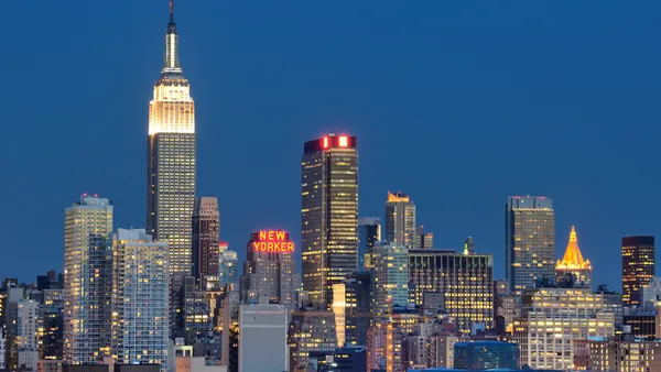 Empire State Building iluminado de noche en Manhattan, Nueva York, Estados Unidos