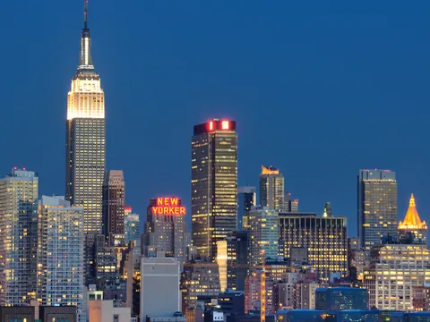 Empire State Building iluminado de noche en Manhattan, Nueva York, Estados Unidos