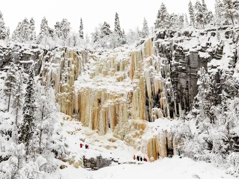senderismo-cascadas-hielo-parque-nacional-kuroumoma-paseo-rovaniemi_laponia_excursion-en-español_finlandia_buendia