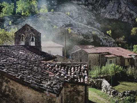 Casas de piedra en el pintoresco pueblo de Bulnes, rodeado de montañas y naturaleza en los Picos de Europa.