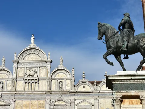 Monumento a Bartolomeo Colleoni y fachada de Santi Giovanni e Paolo en Venecia