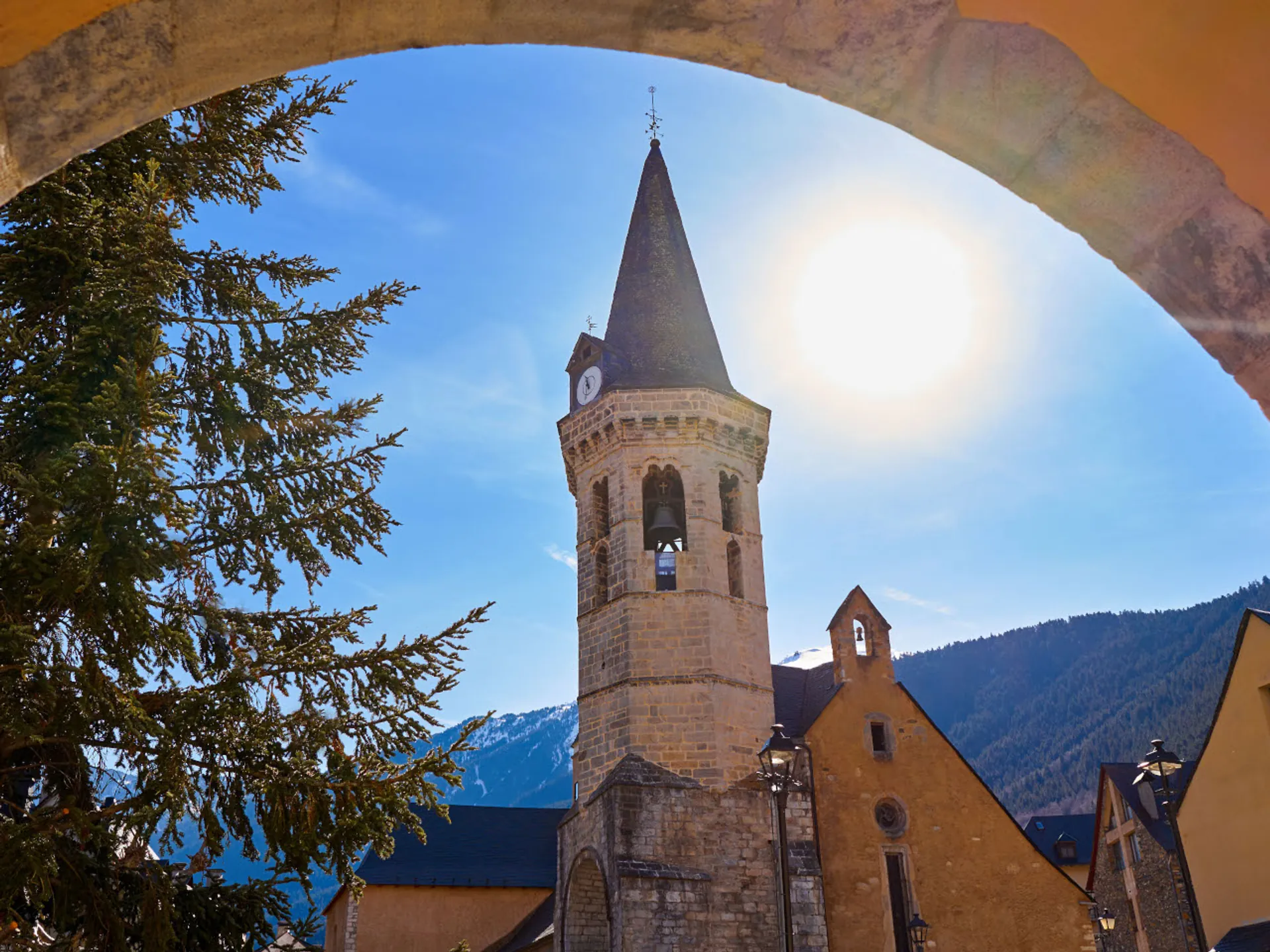 Iglesia de Sant Miquéu de Vielha - Qué ver en Baqueira Beret - Vielha - Buendía