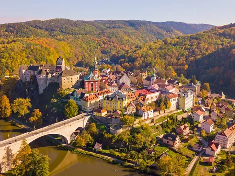 Panorámica de Loket, Chequia, con su castillo medieval y el río Ohře