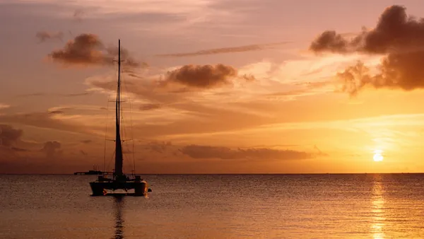 catamarán Menorca Puesta Sol Fornells Baleares excursión barco