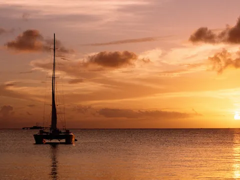 catamarán Menorca Puesta Sol Fornells Baleares excursión barco