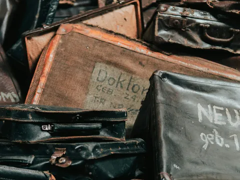 Maletas de prisioneros con nombres escritos en el museo de Auschwitz-Birkenau