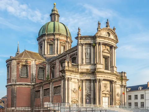 Catedral de San Aubán de Namur, Bélgica, con su cúpula y fachada barroca.