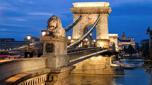 Cruzando el Danubio en Budapest, el Puente de las Cadenas al anochecer.