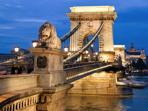 Cruzando el Danubio en Budapest, el Puente de las Cadenas al anochecer.