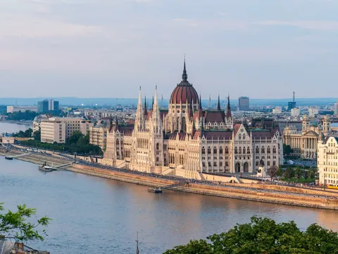 Parlamento de Budapest a orillas del río Danubio