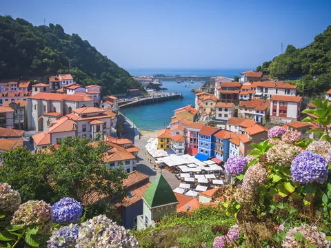 Vista desde arriba de Cudillero, Asturias en excursión organizada por buendía