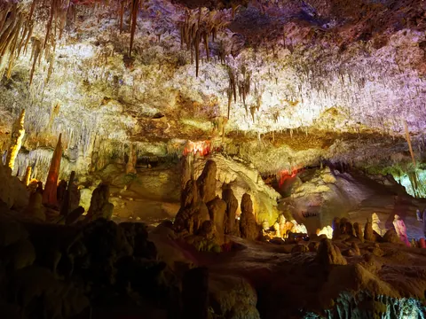 Grandes columnas y formaciones rocosas en las Cuevas dels Hams, Mallorca