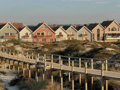 Vista panorámica de casas típicas de Costa Nova, Aveiro, Portugal