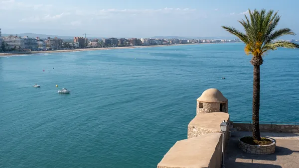 Panorámica mediterránea desde el interior del castillo de Peñíscola, que podrás visitar durante el tiempo libre en la excursión.