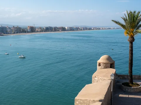 Panorámica mediterránea desde el interior del castillo de Peñíscola, que podrás visitar durante el tiempo libre en la excursión.