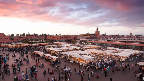 Vista de la medina de Marrakech al atardecer, corazón histórico de la ciudad