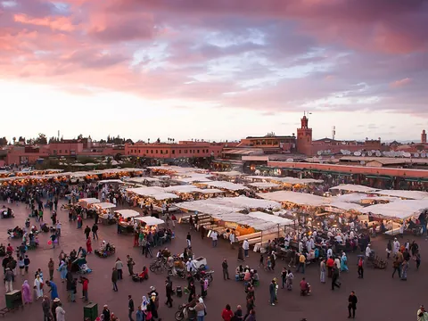 Vista de la medina de Marrakech al atardecer, corazón histórico de la ciudad