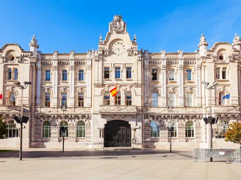 Fachada del Ayuntamiento de Santander en Cantabria bajo un cielo despejado