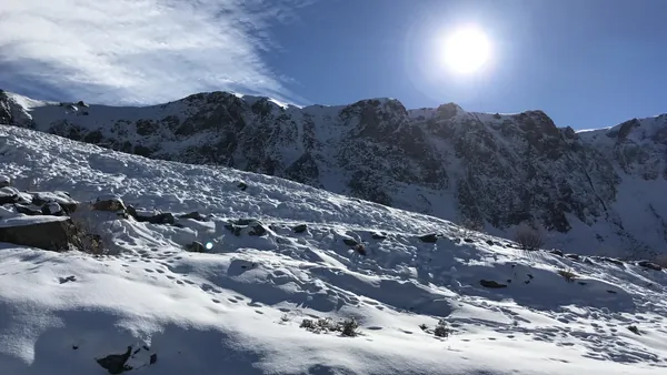 Vista general de Farellones, donde el blanco de la nieve contrasta con el azul del cielo.