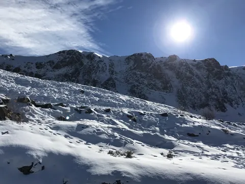 Vista general de Farellones, donde el blanco de la nieve contrasta con el azul del cielo.