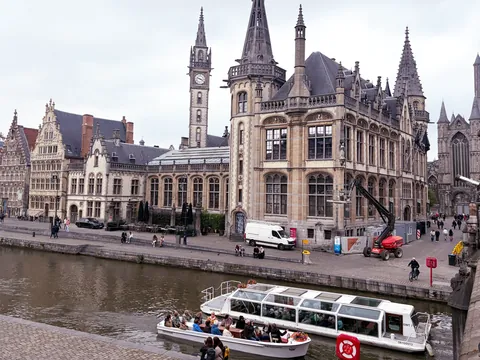 barcos turísticos por el canal Graslei en Gante