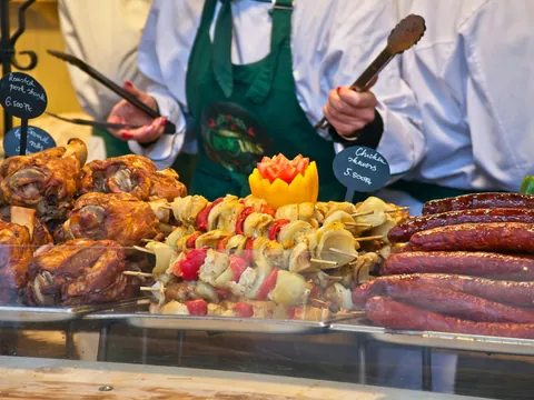 Salchichas y carne asada en un puesto de comida del Mercado de Navidad de Budapest.