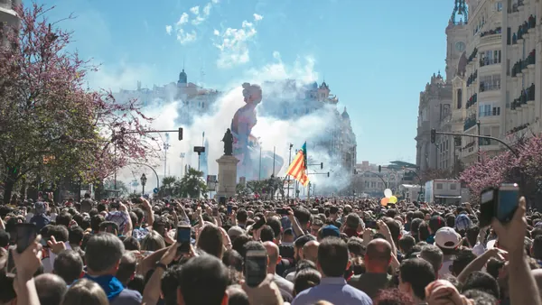 La festividad de Las Fallas, que atrae a valencianos, españoles y extranjeros.