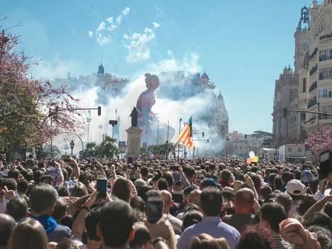 La festividad de Las Fallas, que atrae a valencianos, españoles y extranjeros.