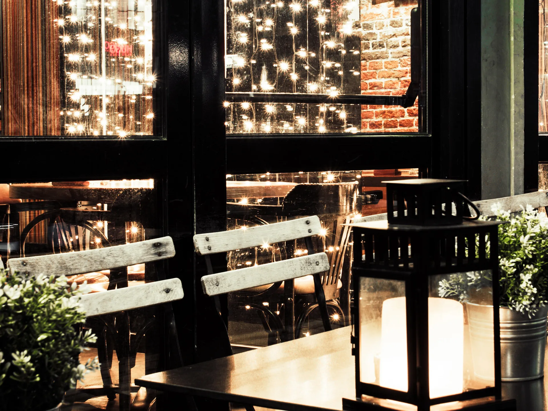 Bar de Ámsterdam decorado con luces- - Qué hacer los días de lluvia en Ámsterdam- Guía de viaje de Ámsterdam- Buendía Tours