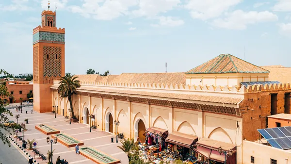 Medina de Marrakech con la mezquita Kutubía y zocos junto a las murallas