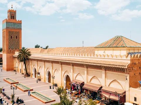 Medina de Marrakech con la mezquita Kutubía y zocos junto a las murallas
